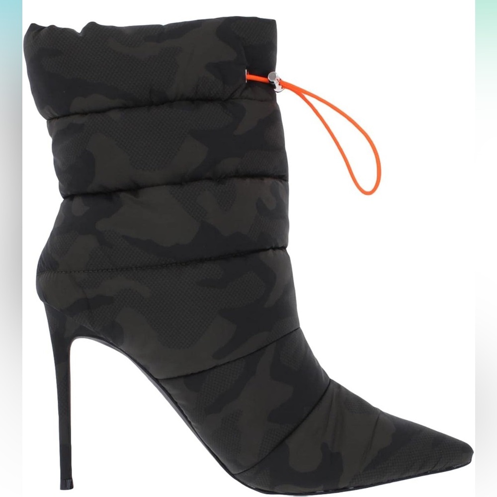 Steve Madden Cloak camo print puffy boots. Size 8